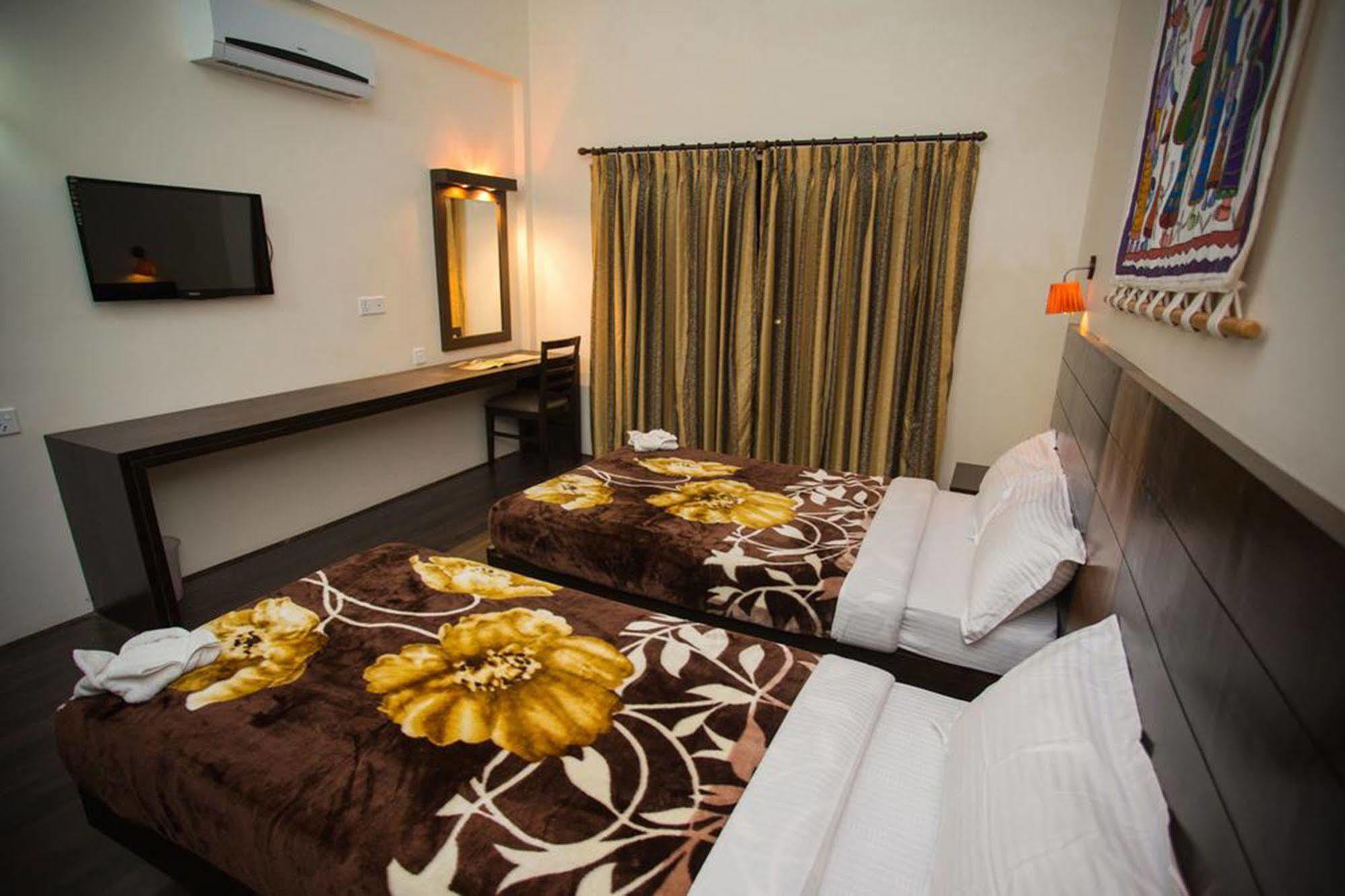 Chitwan Adventure Resort Sauraha Dış mekan fotoğraf